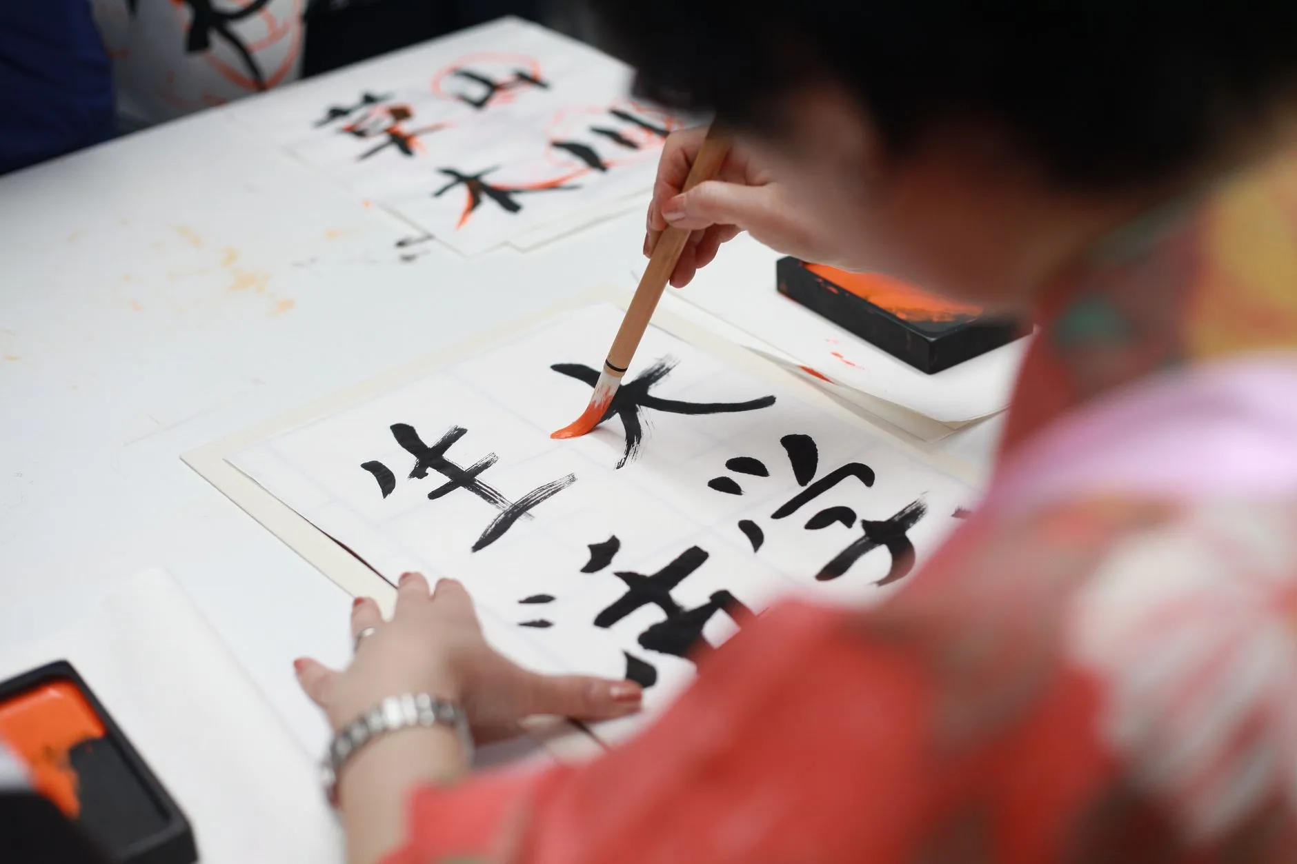擦窗机器人U型与方形结构对高层清洁效果的实测对比